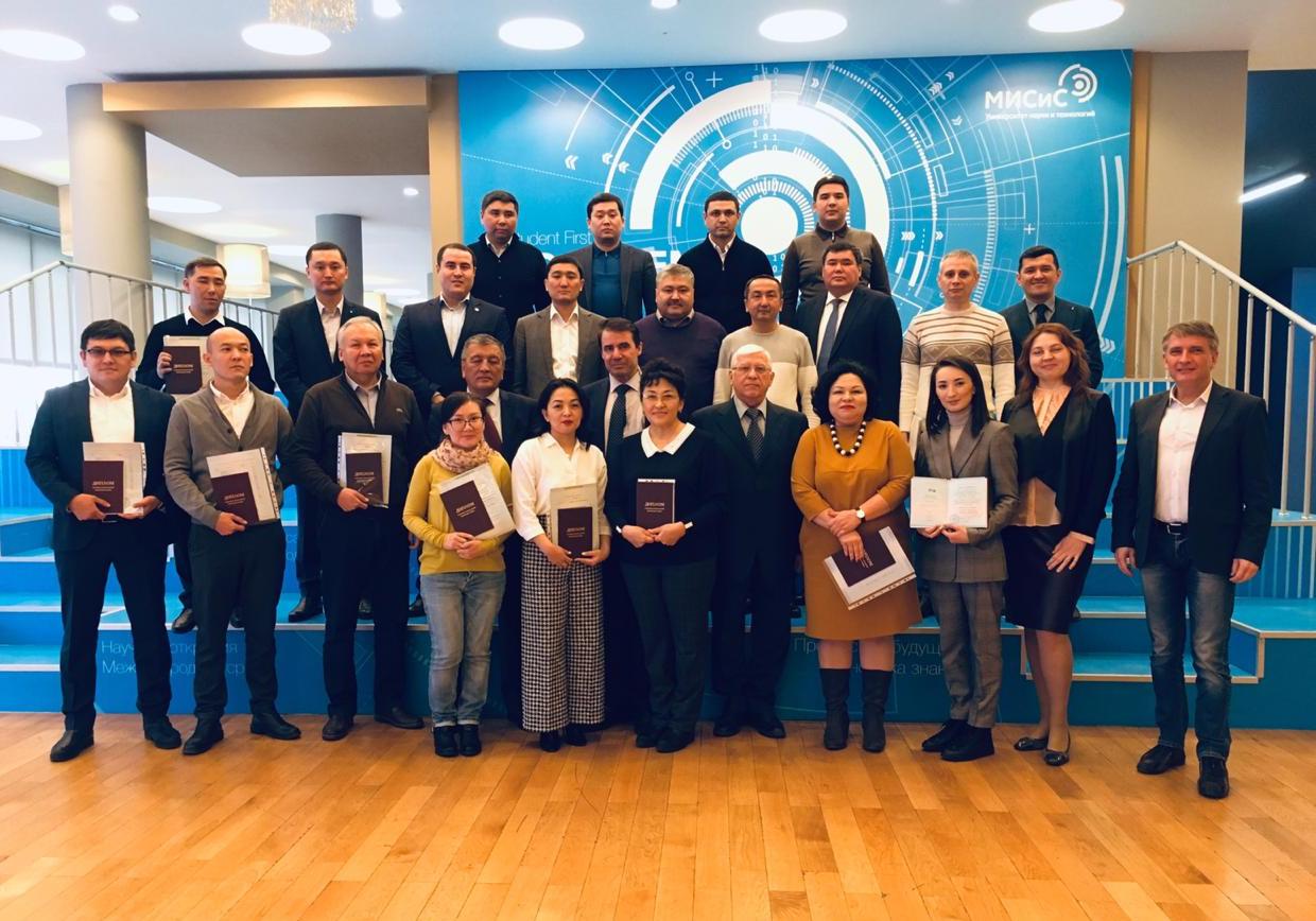 На изображении обучающиеся программы Центра развития передовых компетенций отраслевых лидеров