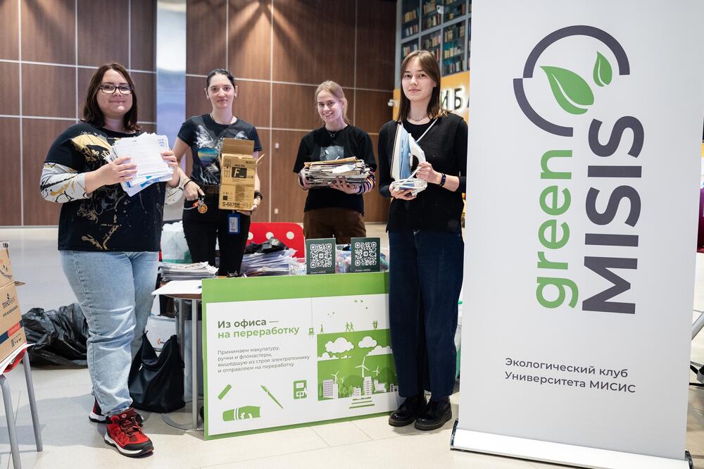 На фотографии члены экологического клуба