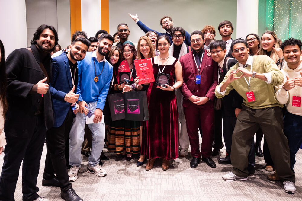 На изображении члены Клуба интернациональной дружбы