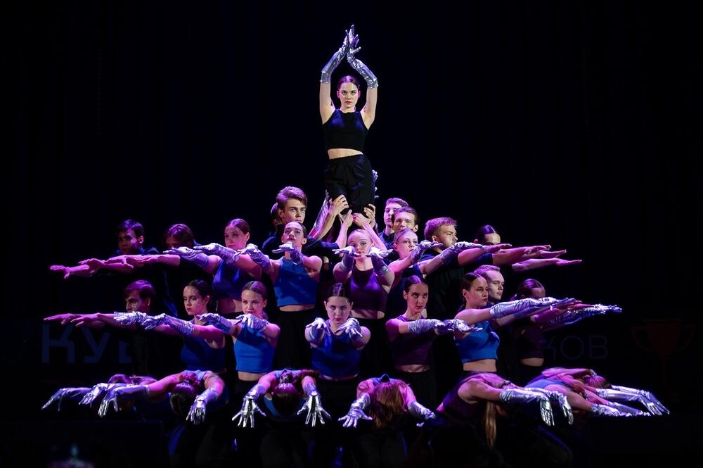 На изображении выступление танцевального коллектива НИТУ МИСИС