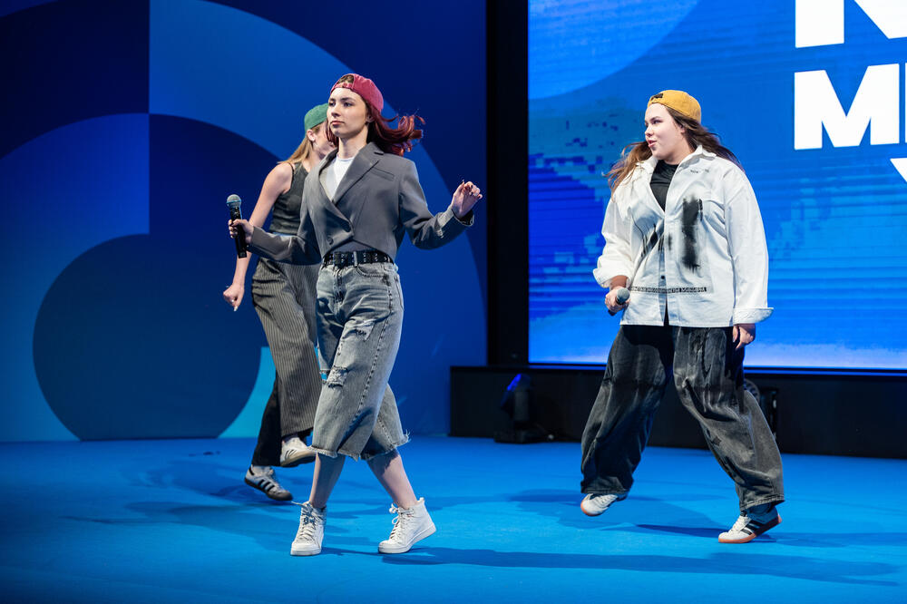 На изображении выступление команды КВН МИСИС