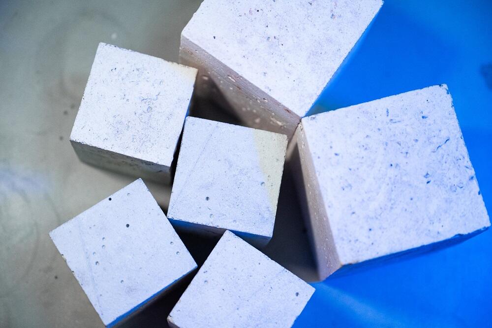 Цемент для огнеупорных материалов и специального строительства