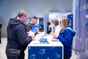 Мужчина изучает брошюру о поступлении в НИТУ МИСИС