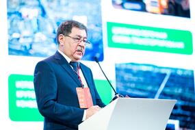 Ринат Исмагилов выступает на пленарном заседании «Недели горняка — 2026»