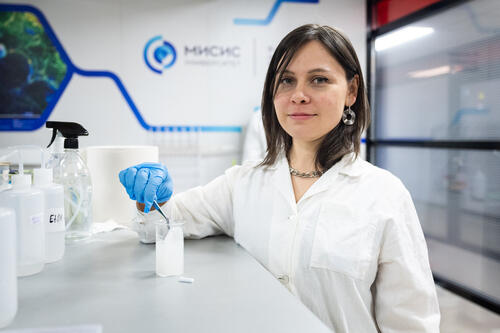 В МИСИС создана ткань 3-в-1: антибактериальная, водоотталкивающая и самоочищающаяся