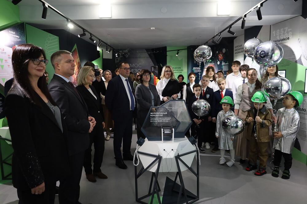 Ректор НИТУ МИСИС Алевтина Черникова и другие гости на открытии центра «Выставка «Железно!» в СТИ НИТУ МИСИС