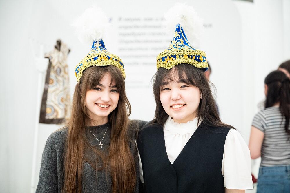Две студентки НИТУ МИСИС стоят в национальных головных уборах