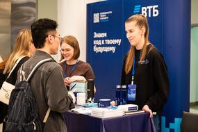 Студенты на весенней Ярмарке вакансий